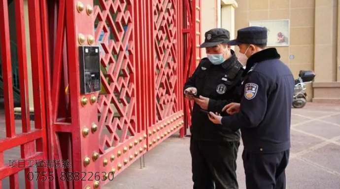 城关分局九州派出所民警与小区安保人员沟通智慧门禁